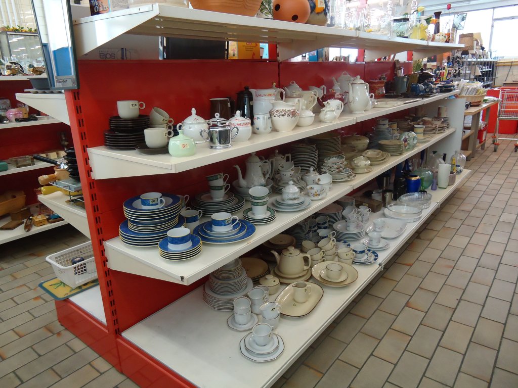 (128'770) - Die Geschirrabteilung im BrockiShop am 17. August 2010