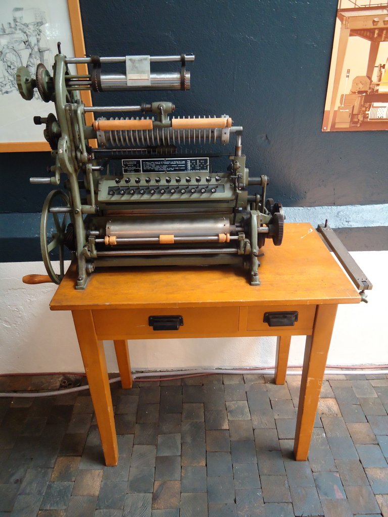 (128'843) - Im Saurer-Museum in Arbon: Kleine Maschine auf Tisch am 21. August 2010