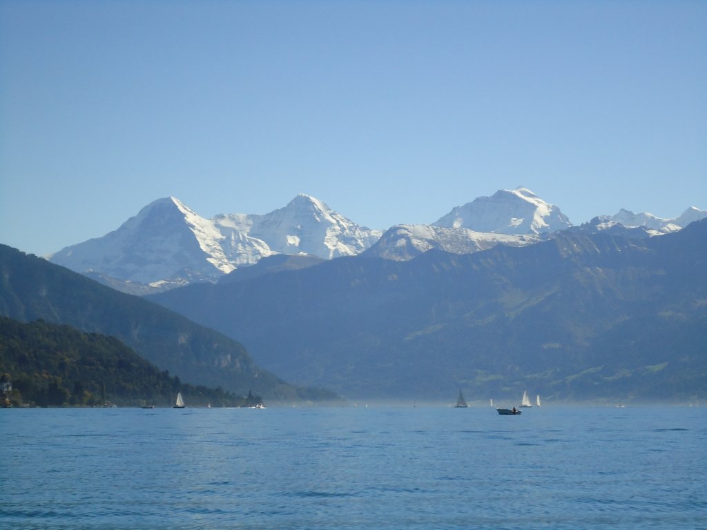 (130'122) - Eiger, Mnch und Jungfrau vom Thunersee aus am 3. Oktober 2010