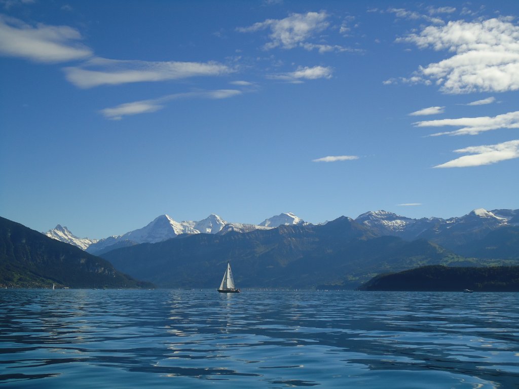 (130'127) - Eiger, Mnch und Jungfrau vom Thunersee aus am 3. Oktober 2010