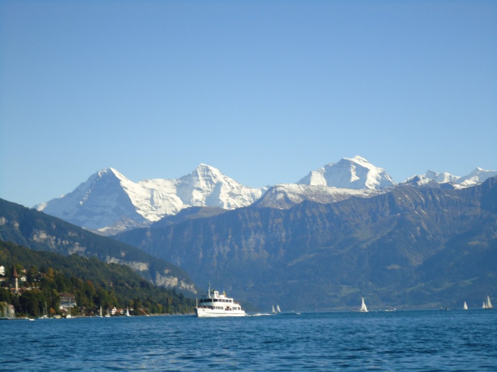 (130'139) - Eiger, Mnch und Jungfrau von Thunersee aus am 3. Oktober 2010