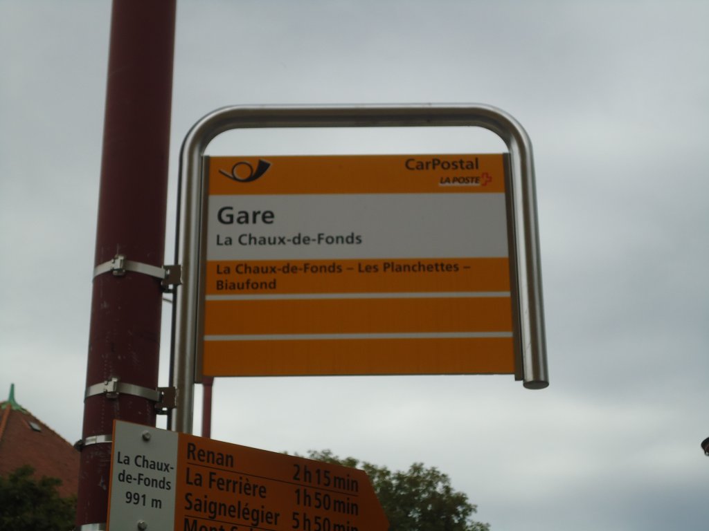(130'163) - PostAuto-Haltestelle - La Chaux-de-Fonds, Gare - am 4. Oktober 2010