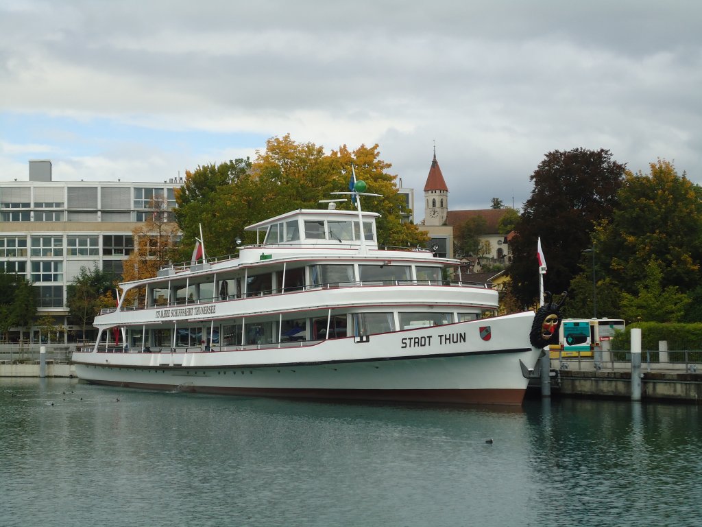 (130'269) - Motorschiff Stadt Thun am 5. Oktober 2010 an der Schifflndte Thun