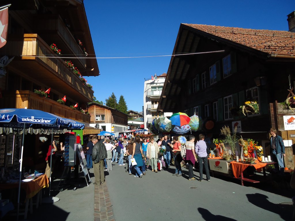 (130'273) - Am Adelbode-Mrit am 7. Oktober 2010 in Adelboden, Dorfstrasse