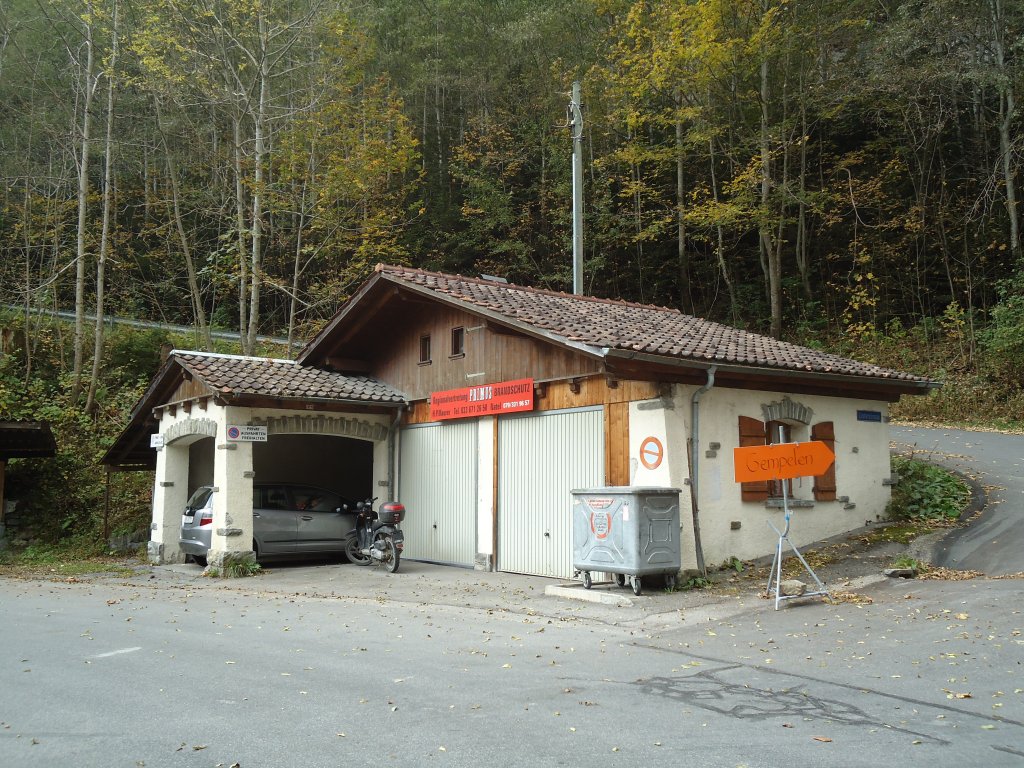 (130'315) - Im Frutigspissen Ladholz: Gebude in der Schmitte am 11. Oktober 2010