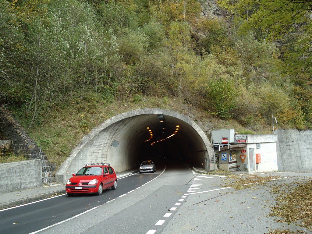 (130'321) - Im Frutigspissen Ladholz: Linterfluhtunnel-Einfahrt auf der Ladholzseite am 11. Oktober 2010