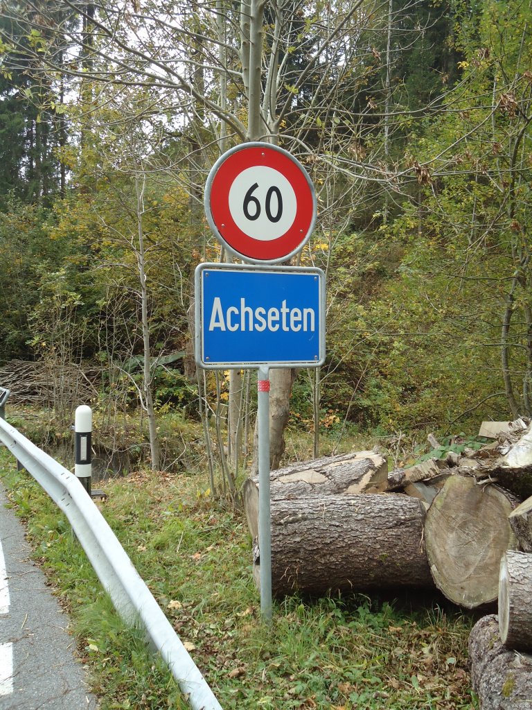(130'347) - Ortstafel von Achseten mit Geschwindigkeitsbeschrnkung am 11. Oktober 2010