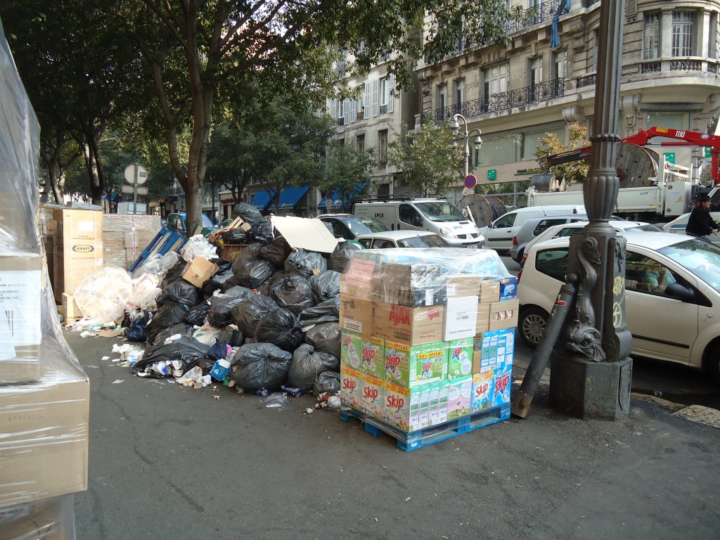 (130'521) - Kehrichtscke und Neuware stapeln sich eng beieinander in Marseille am 15. Oktober 2010