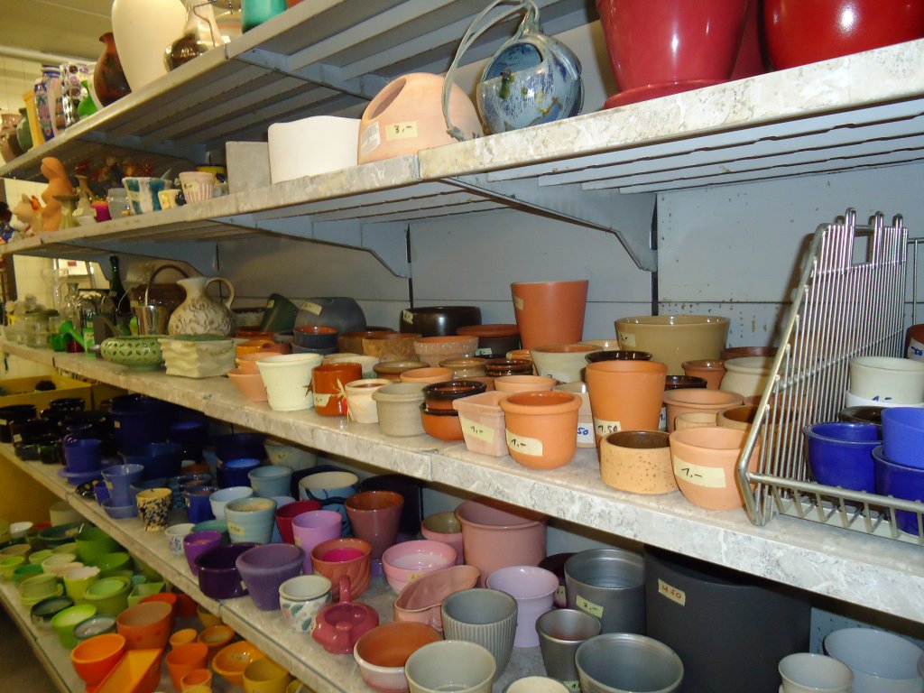 (130'883) - Die Gartenabteilung im BrockiShop am 2. November 2010