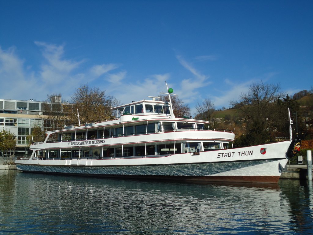 (130'946) - Motorschiff Stadt Thun am 14. November 2010 an der Schifflndte Thun