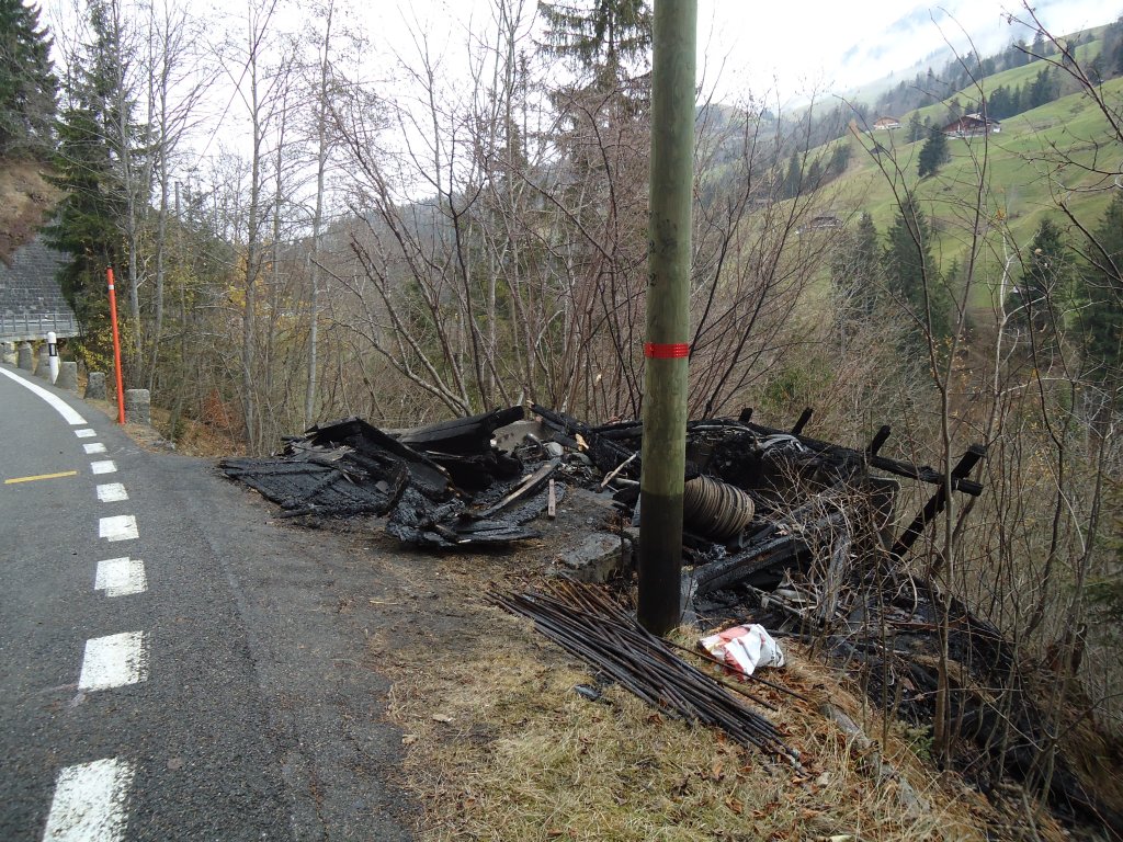 (130'980) - AFA-Haltestelle Bnigen am 15. November 2010; der abgebrannte Schober