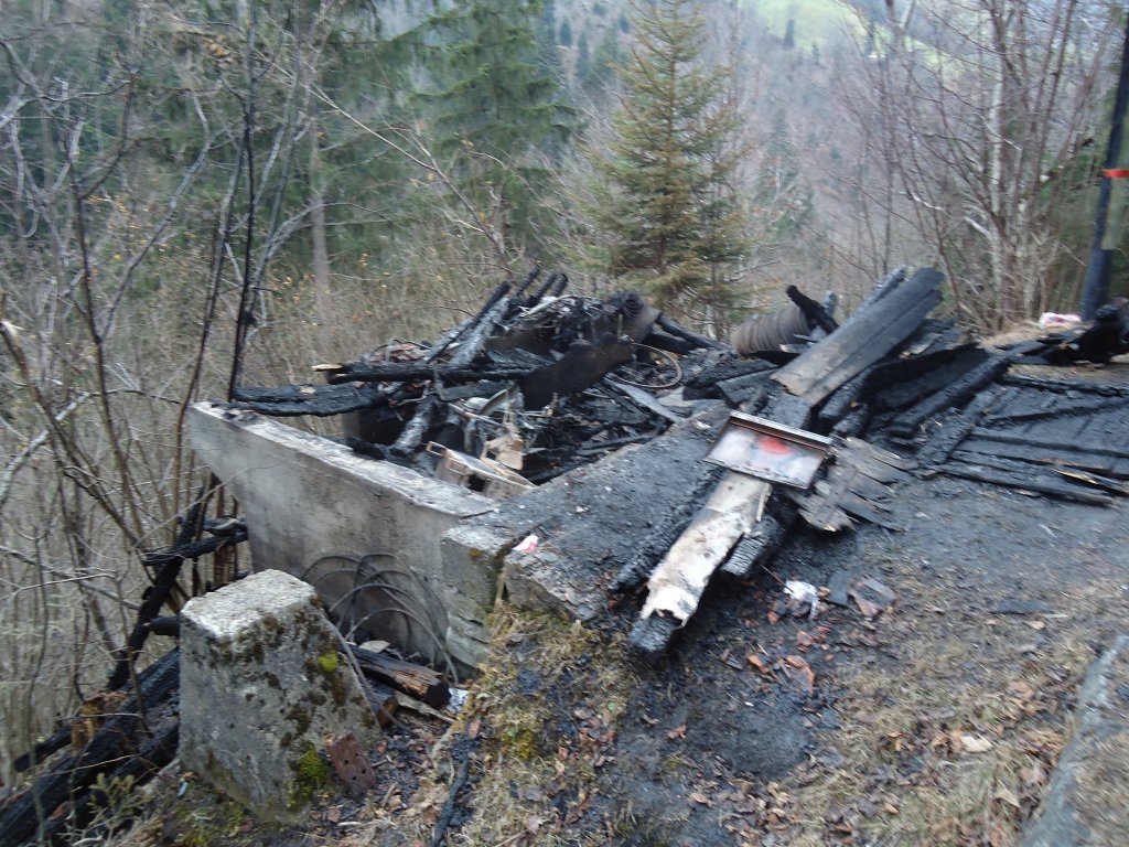 (130'982) - AFA-Haltestelle Bnigen am 15. November 2010; der abgebrannte Schober