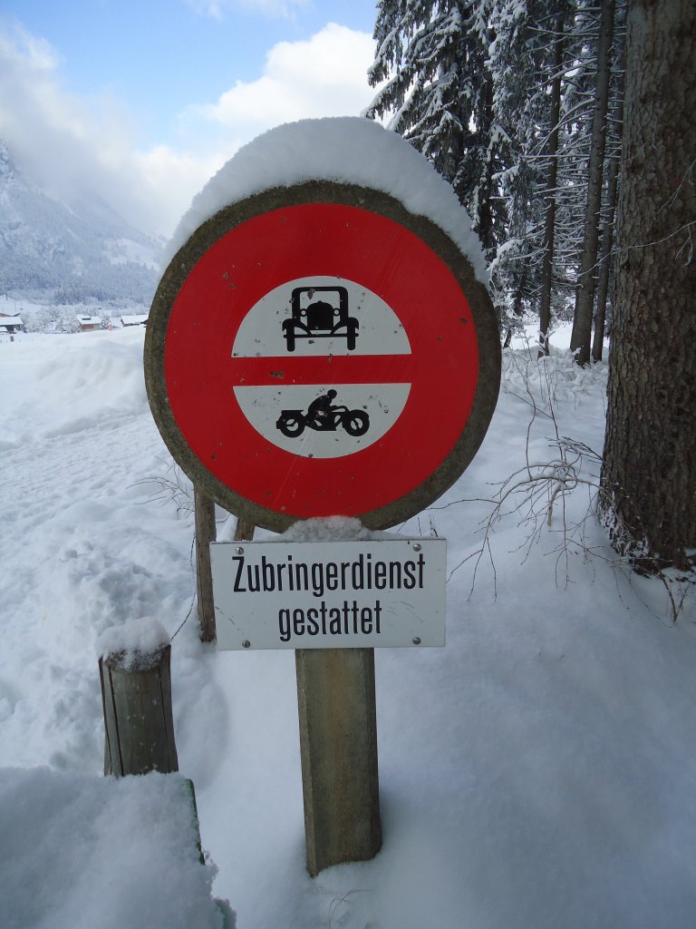 (131'694) - Altes Verkehrszeichen aus Beton am 26. Dezember 2010 in Kandersteg, Talstation Oeschinen
