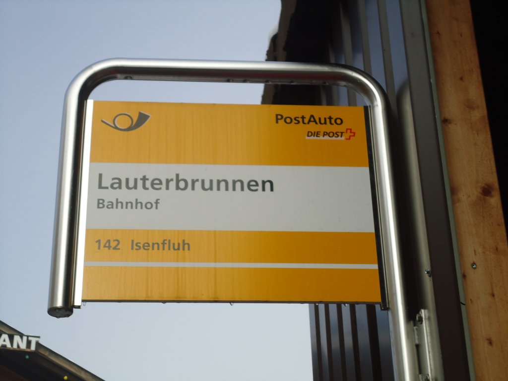 (131'826) - PostAuto-Haltestelle - Lauterbrunnen, Bahnhof - am 30. Dezember 2010