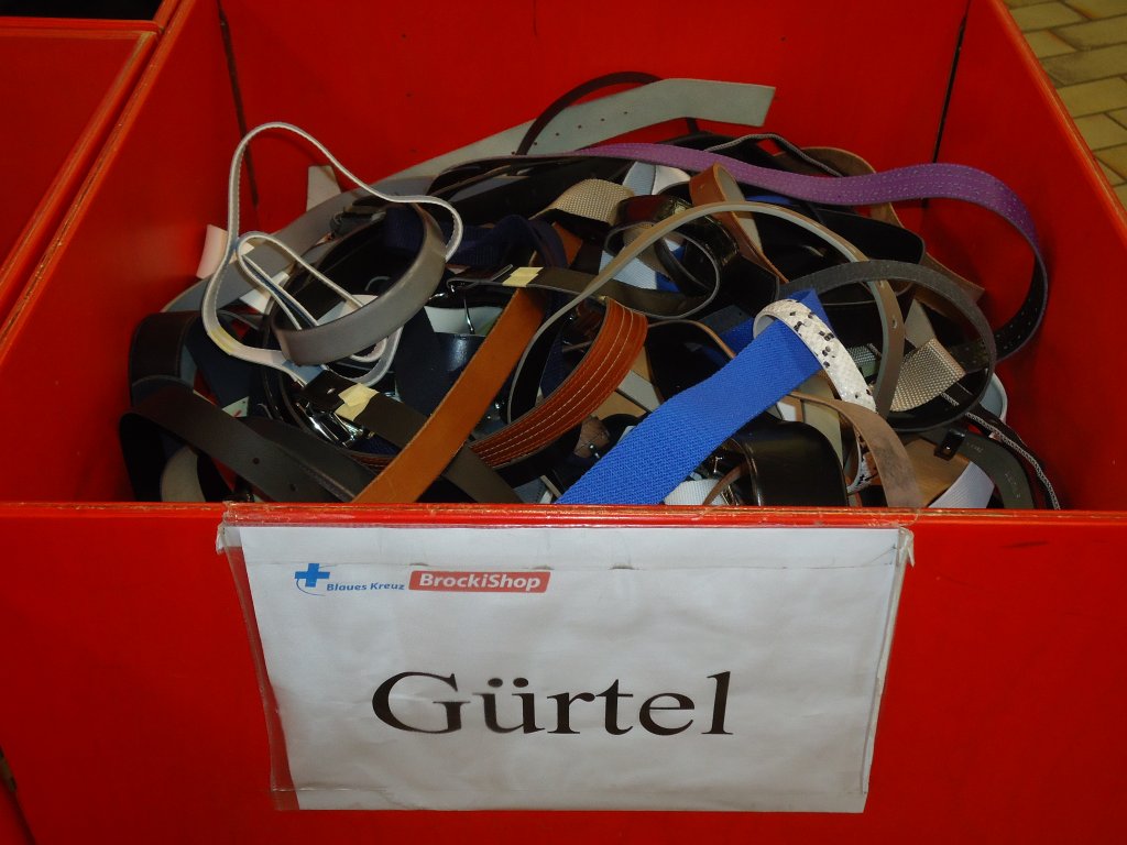 (132'605) - Kiste mit Grtel im BrockiShop am 16. Februar 2011