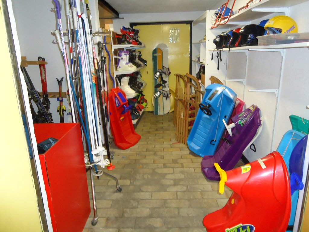 (132'606) - Der Ski-Verkaufsraum im BrockiShop am 16. Februar 2011