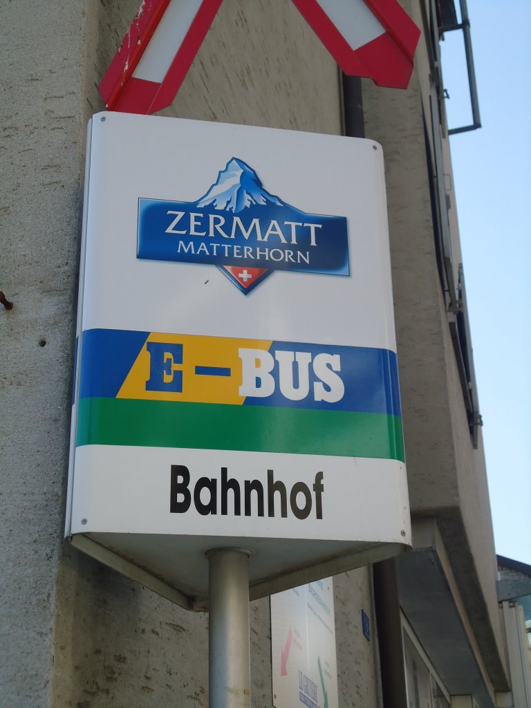 (133'365) - E-Bus-Haltestelle - Zermatt, Bahnhof - am 22. April 2011
