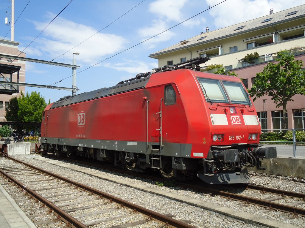 (133'506) - DB-Lok - Nr. 185'102-1 - am 30. April 2011 im Bahnhof Spiez