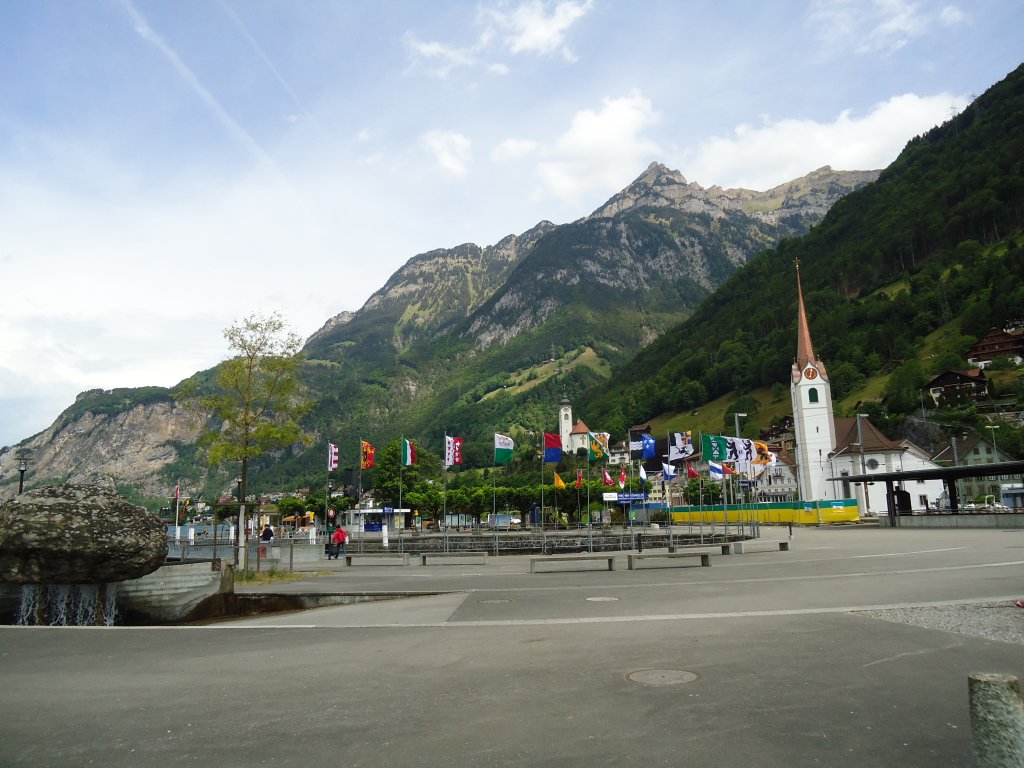 (133'647) - Zwei Kirchen in Flelen im Urnerland am 14. Mai 2011