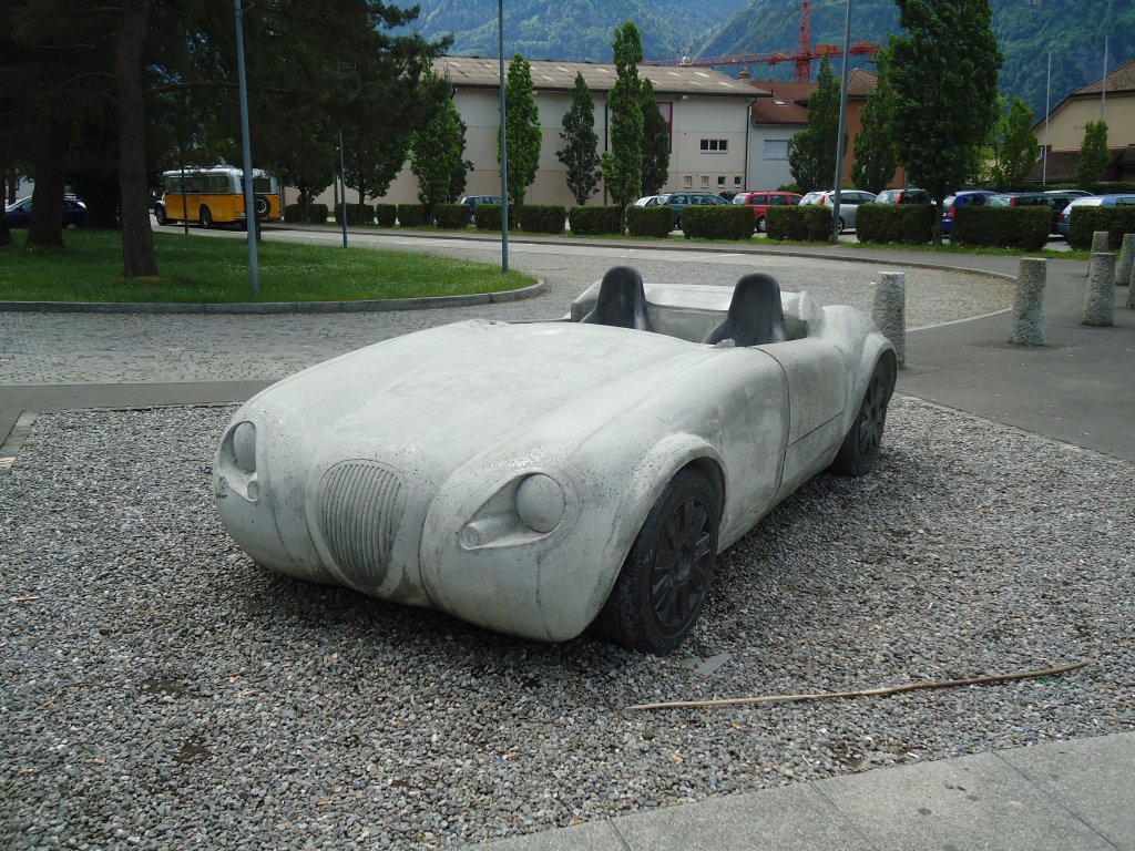 (133'648) - Rennauto aus Beton am 14. Mai 2011 beim Bahnhof Flelen