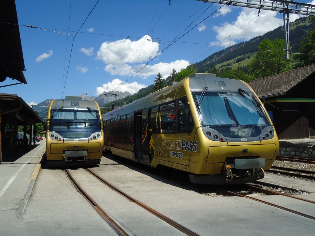 (133'935) - MOB-Pendelzge - Nr. 344 + 342 - am 30. Mai 2011 im Bahnhof Lenk