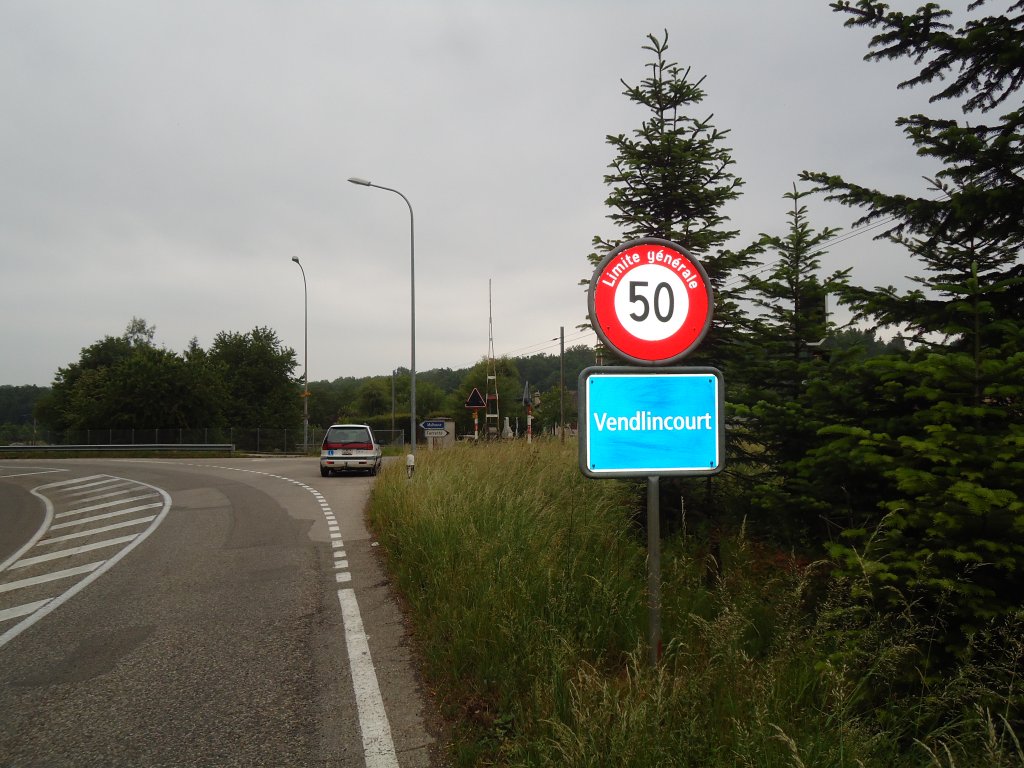 (133'939) - Ortsbeginn von Vendlincourt am 2. Juni 2011