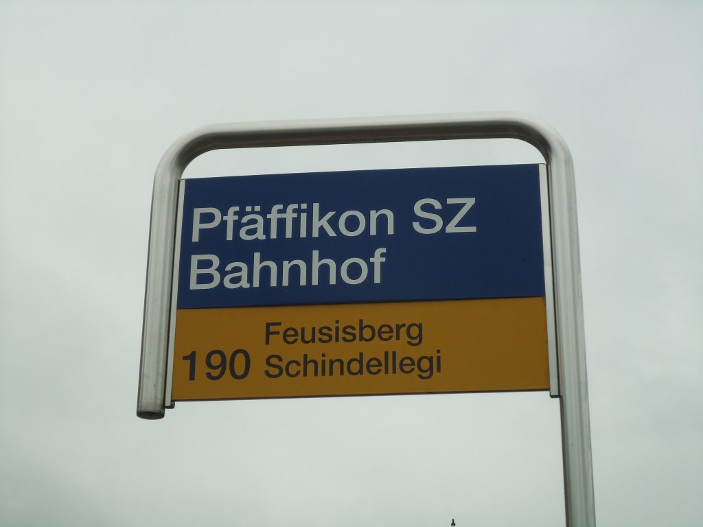 (135'824) - PostAuto-Haltestelle - Pfffikon SZ, Bahnhof - am 5. September 2011