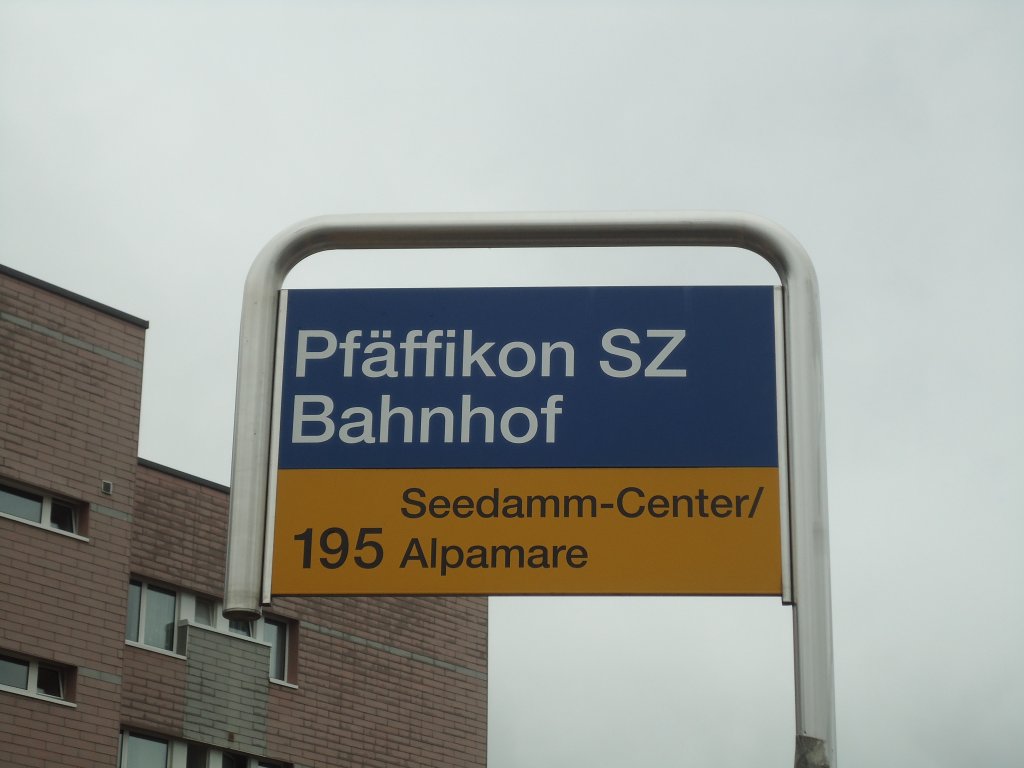 (135'825) - PostAuto-Haltestelle - Pfffikon SZ, Bahnhof - am 5. September 2011
