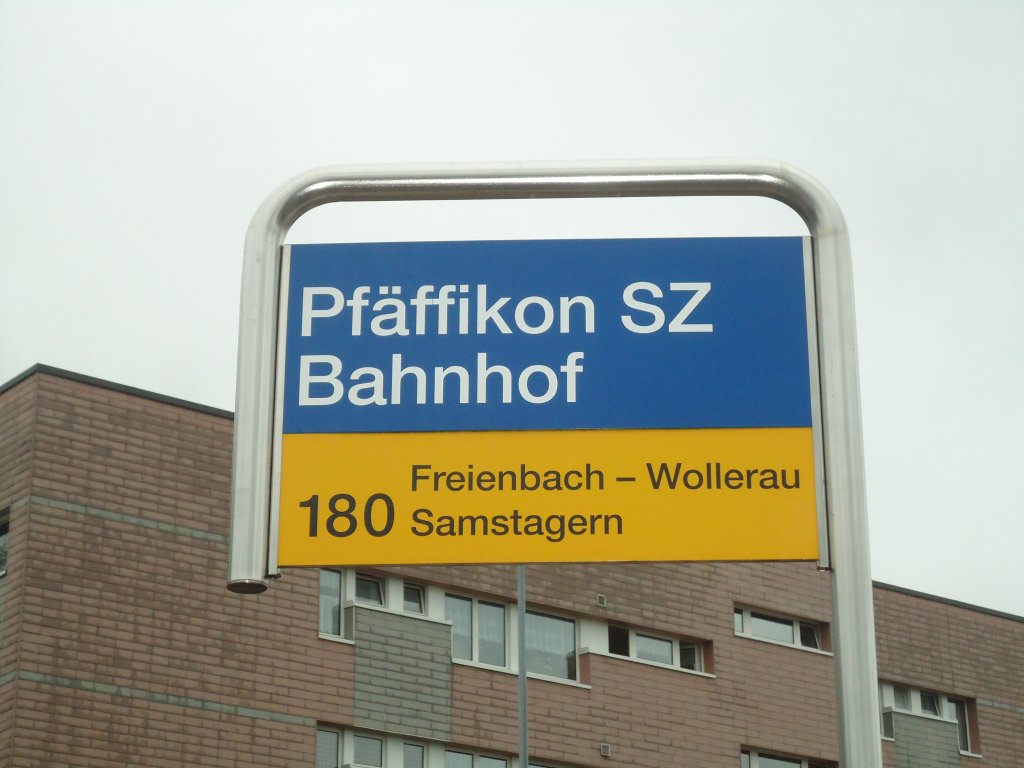 (135'826) - PostAuto-Haltestelle - Pfffikon SZ, Bahnhof - am 5. September 2011