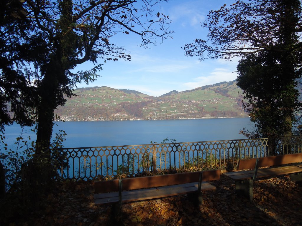 (136'706) - Ausblick vom Spiezberg auf den Thunersee und Sigriswil am 6. November 2011