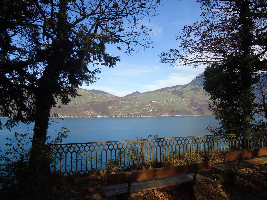 (136'707) - Ausblick vom Spiezberg auf den Thunersee und Sigriswil am 6. November 2011