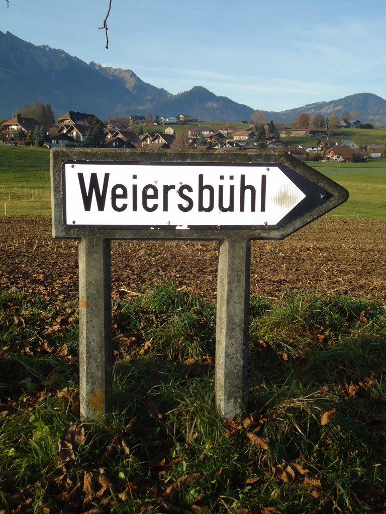 (136'823) - Alter Wegweiser aus Beton nach Weiersbhl am 22. November 2011