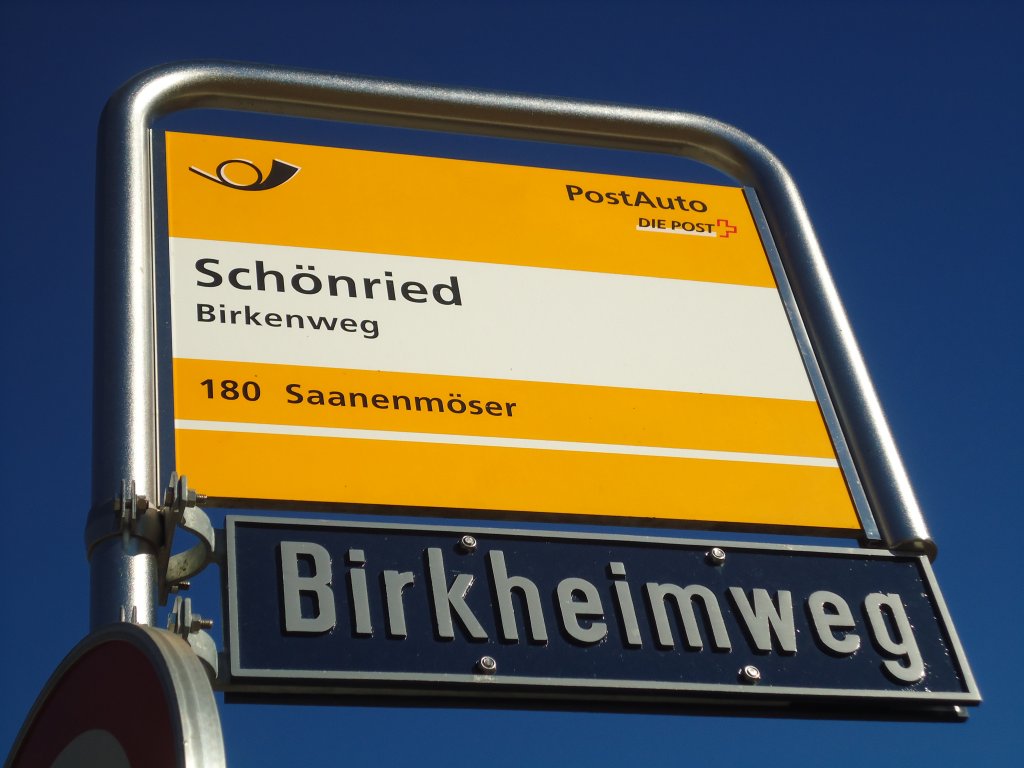 (137'013) - PostAuto-Haltestelle - Schnried, Birkenweg - Strassennamenschild - Birkheimweg - am 25. November 2011
