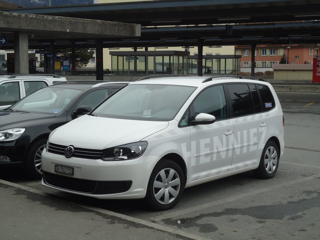 (137'946) - Volkswagen - ZH 703'715 - am 5. Mrz 2012 beim Bahnhof Sargans