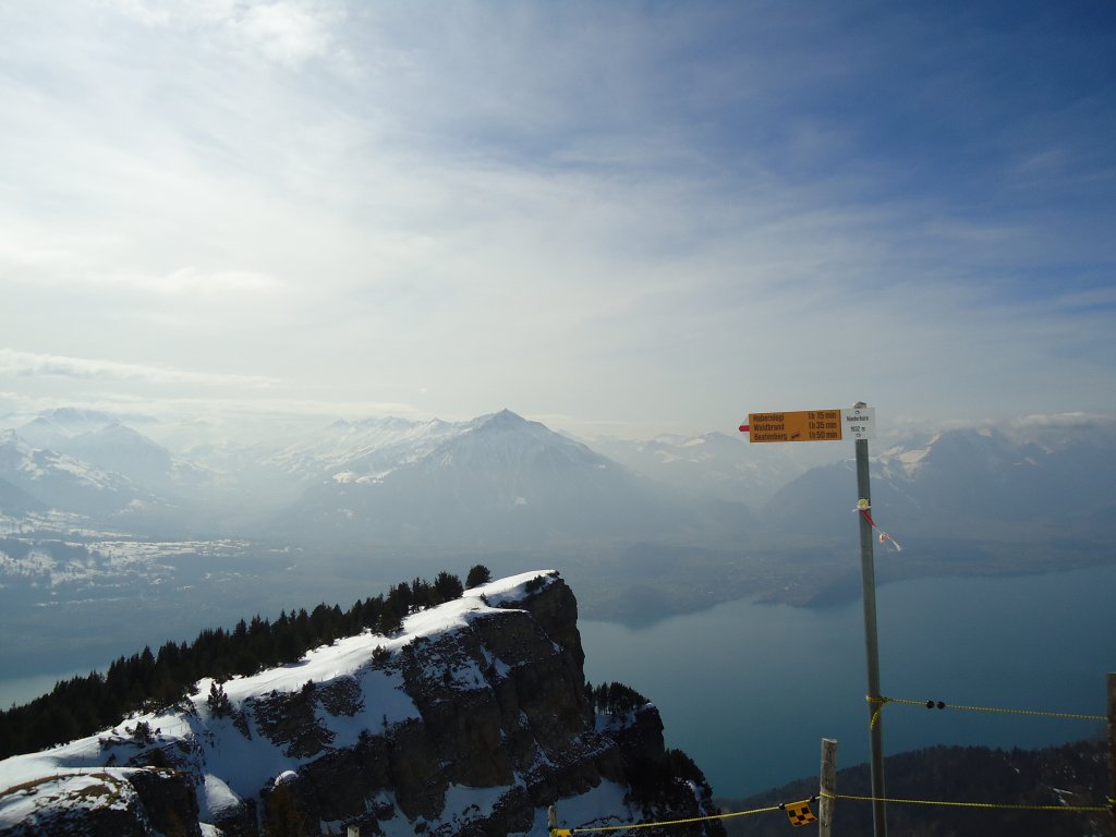 (138'308) - Der Niesen und der Thunersee mit Wegweiser von Niederhorn aus am 11. Mrz 2013