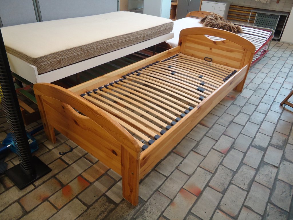 (138'581) - Bett mit Lttli im BrockiShop am 24. April 2012