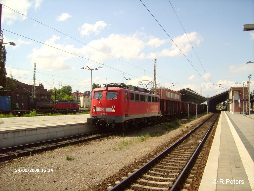 139 145-7 durchfhrt den Bahnhof Frankfurt/oder mit ein Kohlezug. 24.05.08