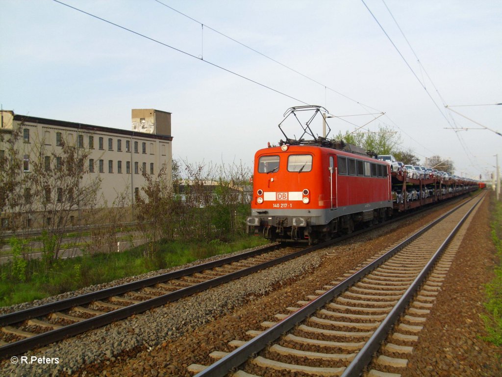 140 217-1 zog ein Autozug bei Schkeuditz am 28.04.10