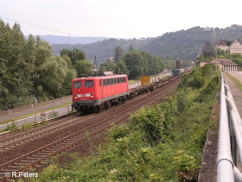 140 382-3 verlsst Bacharach mit einem Containerzug. 26.07.08