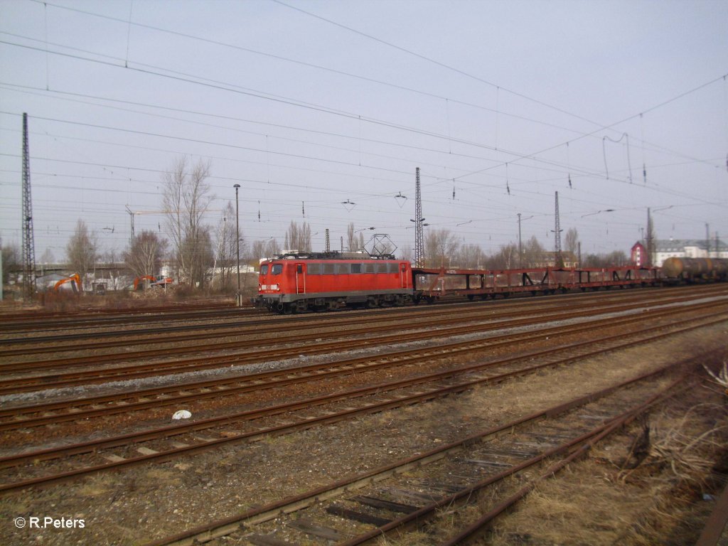 140 501 mit leeren Autotransportzug in Leipzig Schnefeld. 12.03.11