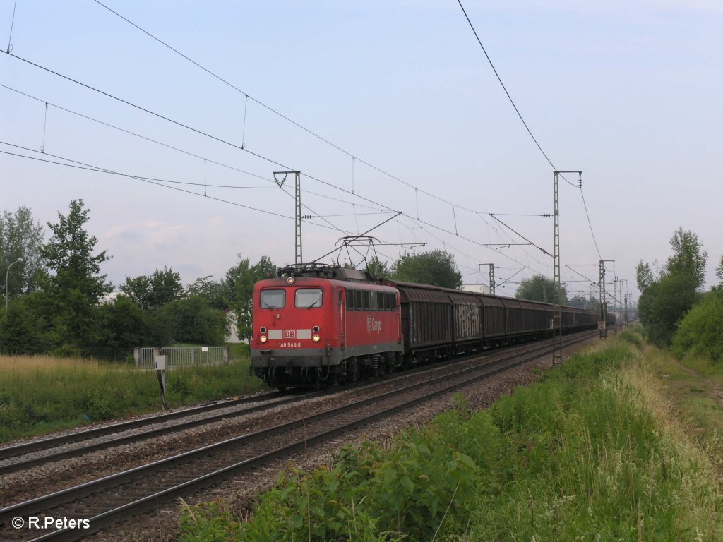 140 544-8 zieht ein gedeckten Gterzug bei Obertraubling. 20.06.09