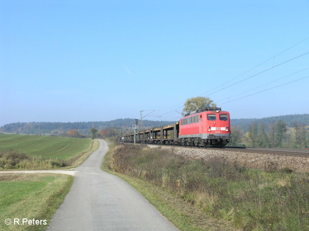 140 590-1 zieht bei Plling ein leeren autotransportzug. 25.10.08