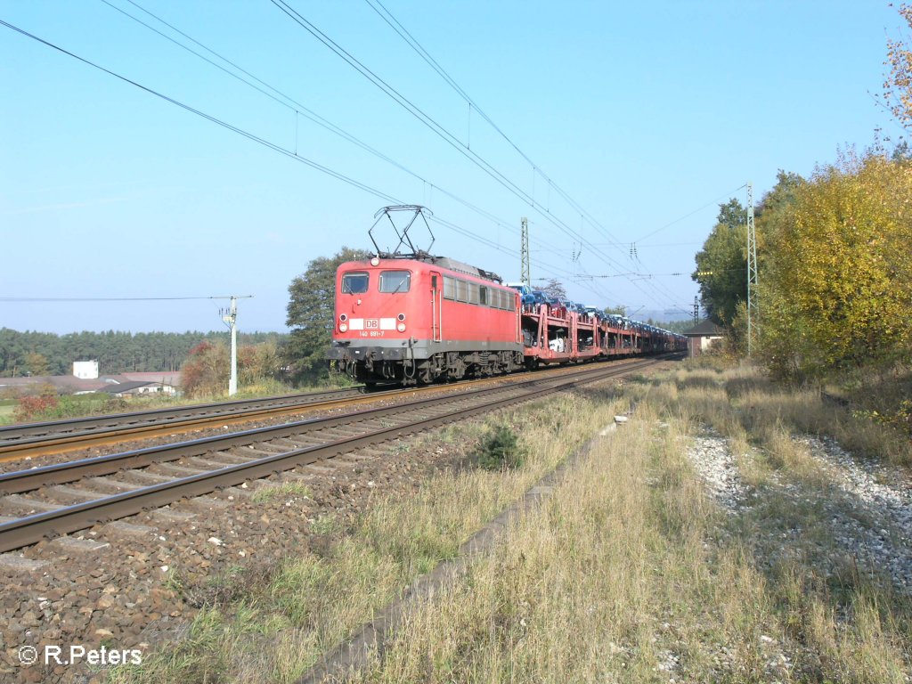 140 691-7 zieht bei Sengenthal bei Neumarkt einBMW-Autozug. 25.10.08
