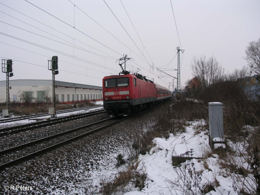 143 017-2 schiebt die RB 32517 Regensburg – Eggmhl in den Bahnhof Obertraubling. 09.01.10

