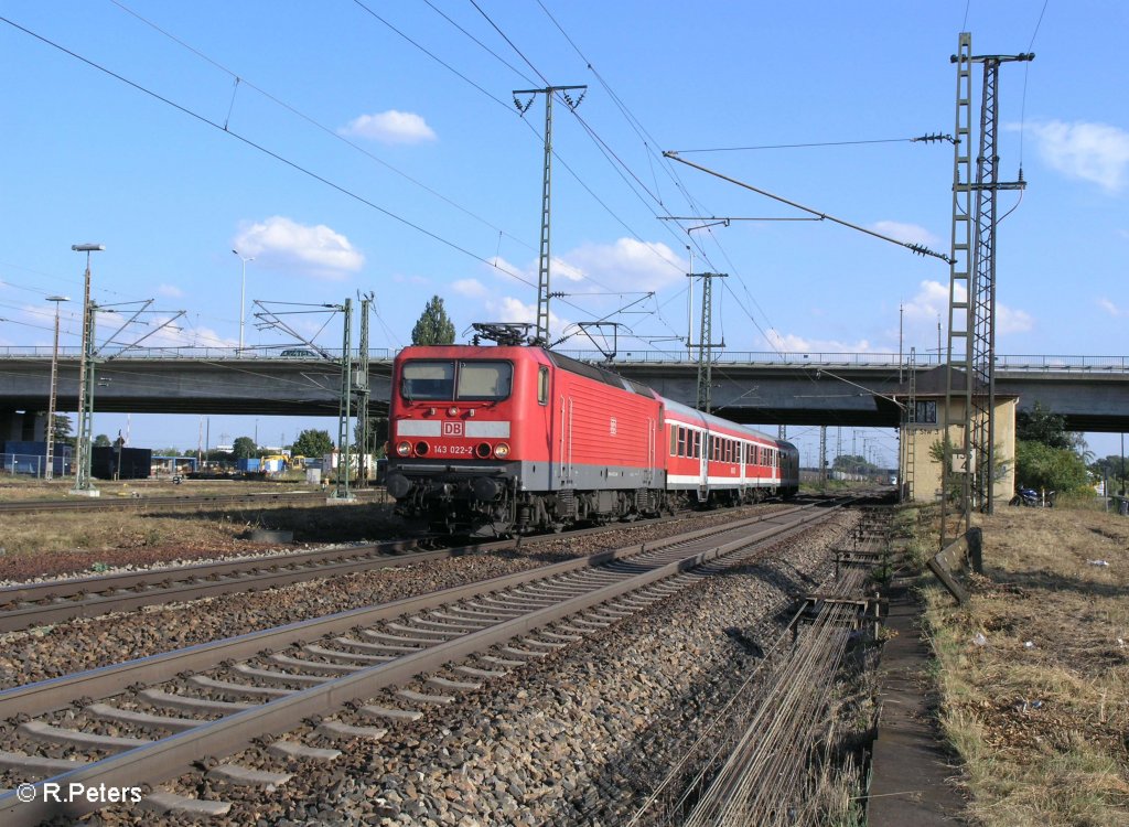 143 022-2 fhrt in Regensburg Ost mit der RB 32528 Regensburg vorbei. 27.08.09
