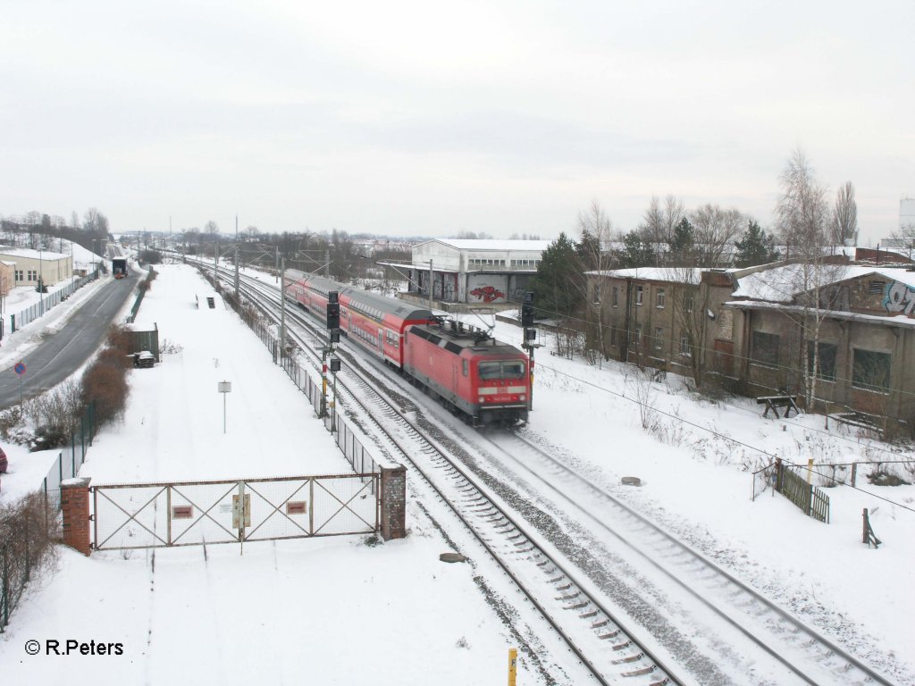 143 071 schiebt die S10 Leipzig in Schkeuditz. 20.12.10