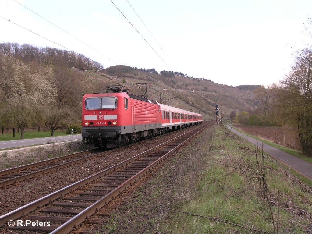 143 094-1 zieht bei Gambach eine RB Jossa durchs Maintal. 12.04.08