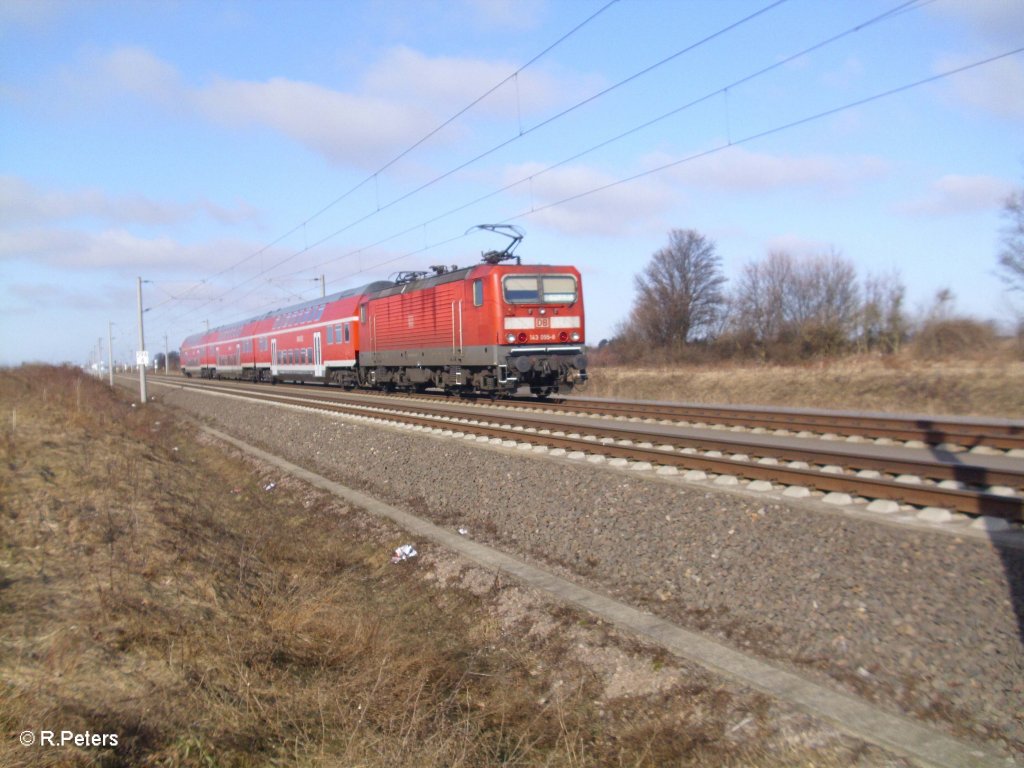 143 095-8 schiebt ein RE Halle bei Leipz-Halle Flughafen. 06.03.11