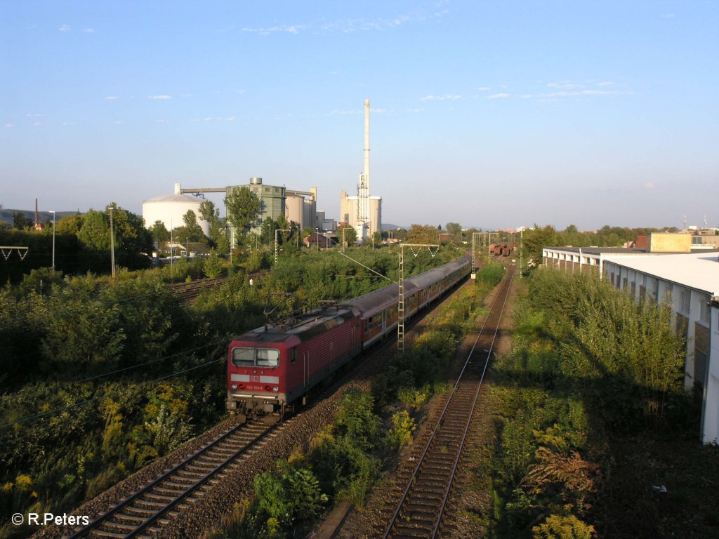 143 100-6 verlsst Regensburg mit der RB 32127 Plattling geschoben. 27.08.09
