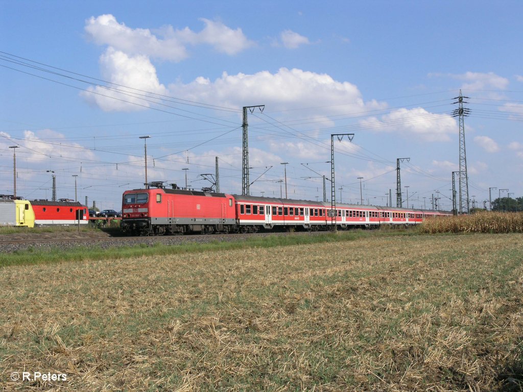 143 100-6 zieht die RB 32124 Neumarkt(Oberpfalz) an Regensburg Ost vorbei. 27.08.09
